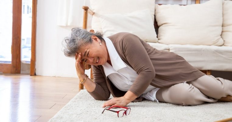 Dấu Hiệu Đột Quỵ Ở Người Già & Trẻ