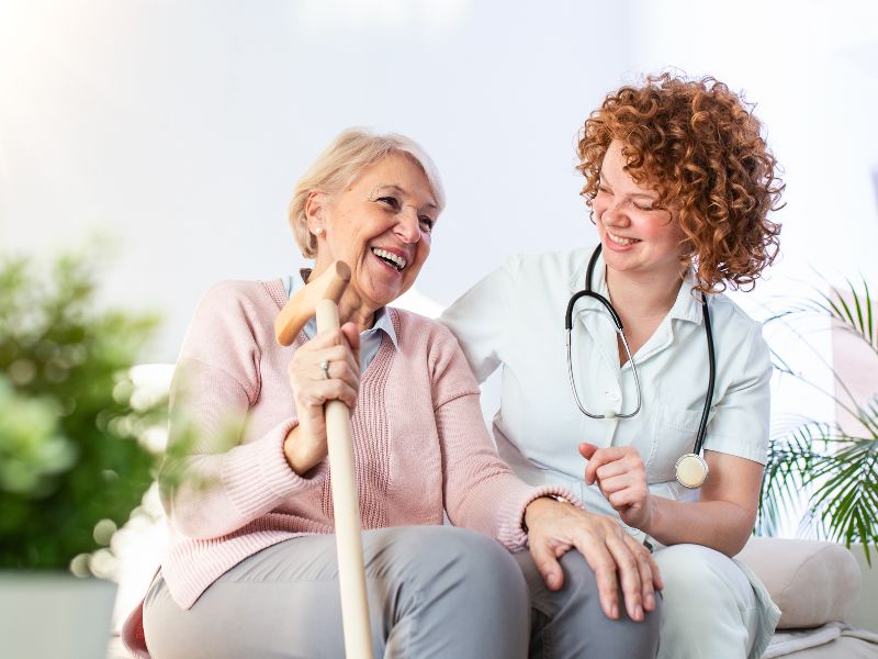 Loãng xương ở người già xảy ra phổ biến hơn do quá trình lão hóa tự nhiên