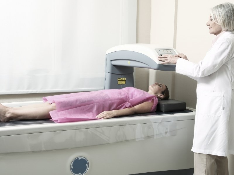 Người có tiền sử gãy xương, viêm khớp và người trên 50 tuổi nên đi kiểm tra loãng xương định kỳ