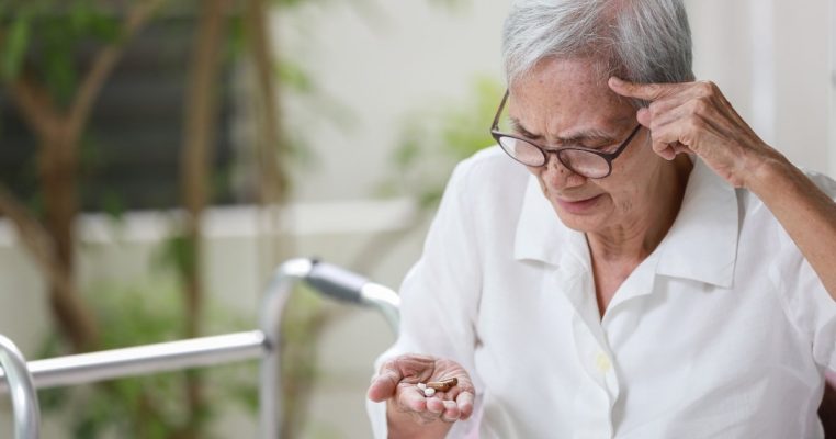 Người Già Bị Alzheimer: Nguyên Nhân, Dấu Hiệu & Cách Hỗ Trợ Hiệu Quả