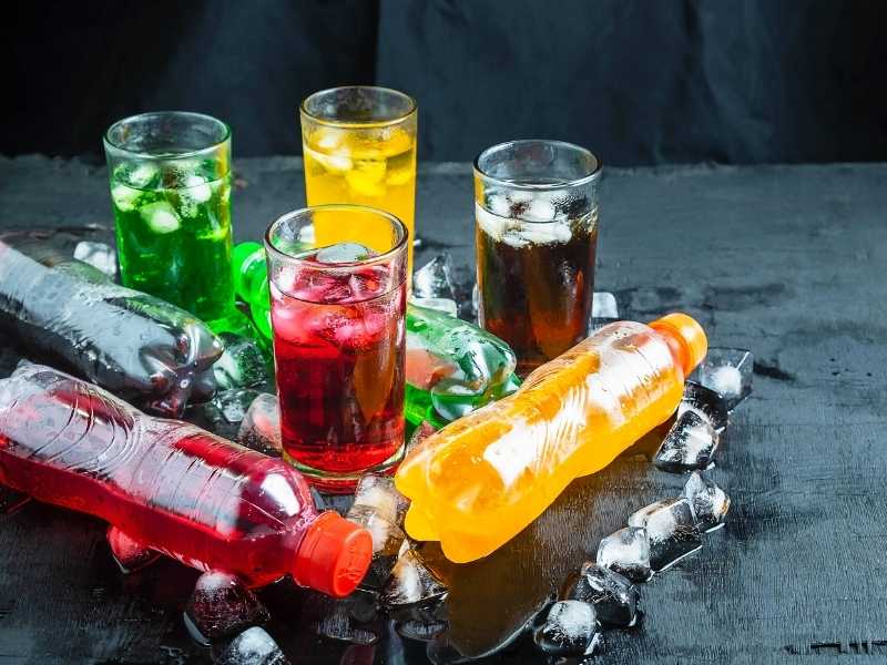 Người theo Eat Clean nên hạn chế các loại nước ngọt có gas, nước trái cây đóng chai, cà phê pha sẵn