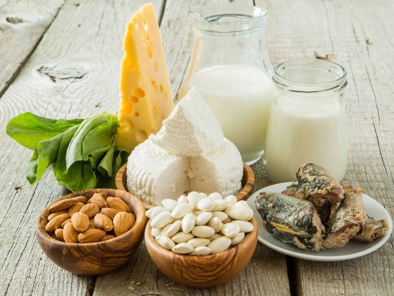 Thực phẩm giàu canxi như sữa tươi, sữa chua, phô mai tốt cho người loãng xương