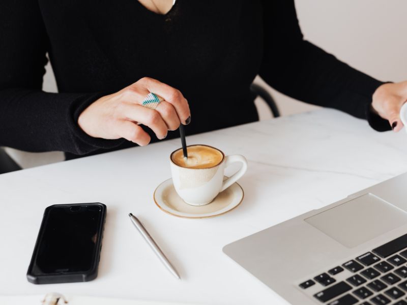 Tìm hiểu uống cà phê có bị loãng xương không, ta biết caffeine có thể làm cơ thể giảm mật độ xương tuy nhiên không đáng kể